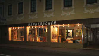 Schaufensterfront an der B25